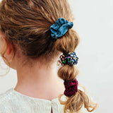 Σετ λεπτά scrunchies μαλλιών σε διάφορα σχέδια