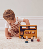 Ξύλινο λεωφορείο με επιβάτες