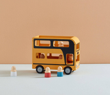 Ξύλινο λεωφορείο με επιβάτες