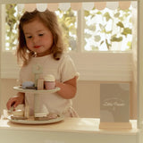 Ξύλινη διώροφη πιατέλα με γλυκίσματα